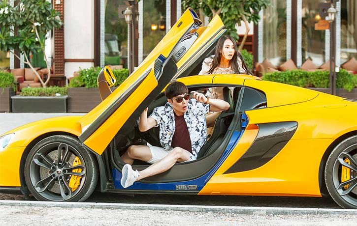 Xiaoguang and Noumin take part in an insane supercar chase