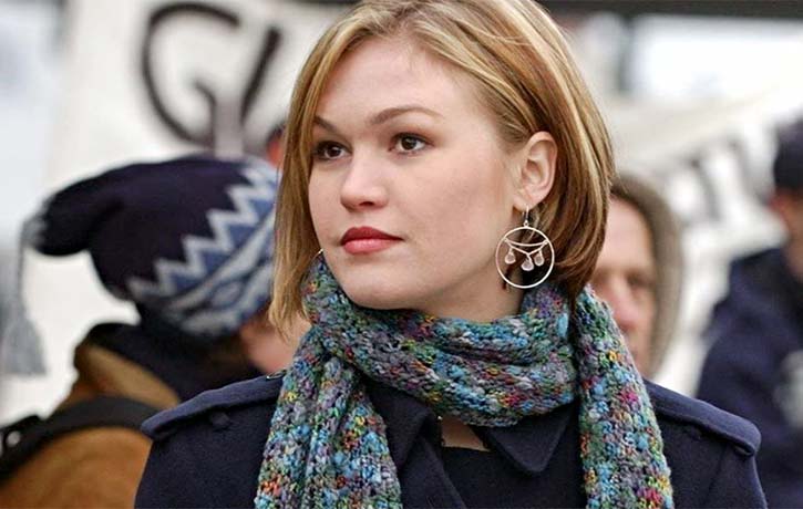 Julia Stiles plays CIA agent Nicky Parsons