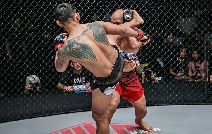 Aung La stops Alexandre Machado with a head kick