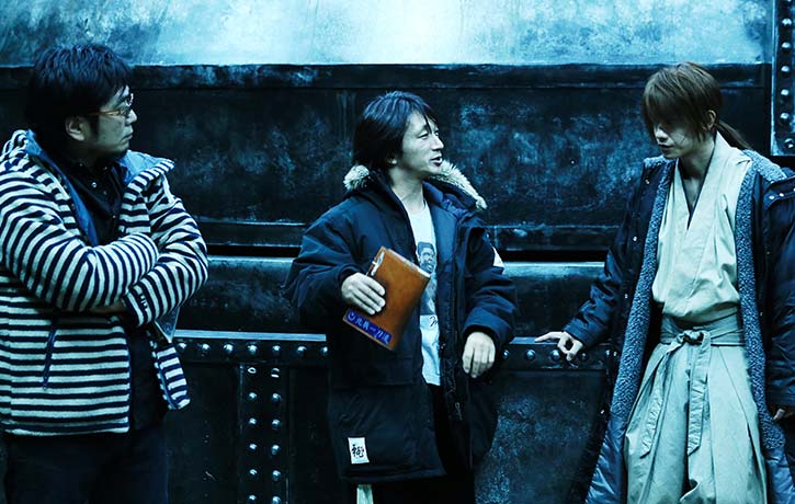 Kenji orchestrates the next big action scene on the set of Ruruoni Kenshin Kenji orchestrates the next big action scene on the set of Ruruoni Kenshin