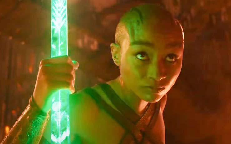 Jade wields a powerful bo staff attack in Mortal Kombat.