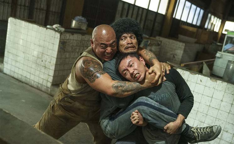 Wang Wei fights his way out of a tight clinch with his enemies.